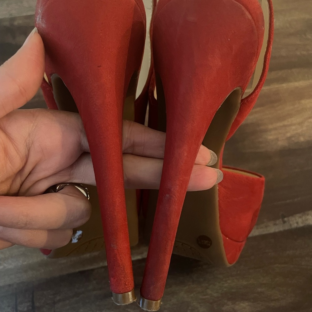 Red velvet high heels and pump - Picture 4 of 4